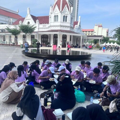 Kebersamaan siswa-siswi gladi bersih penampilan Tari Yosakoi. Kebersamaan siswa-siswi gladi bersih penampilan Tari Yosakoi.